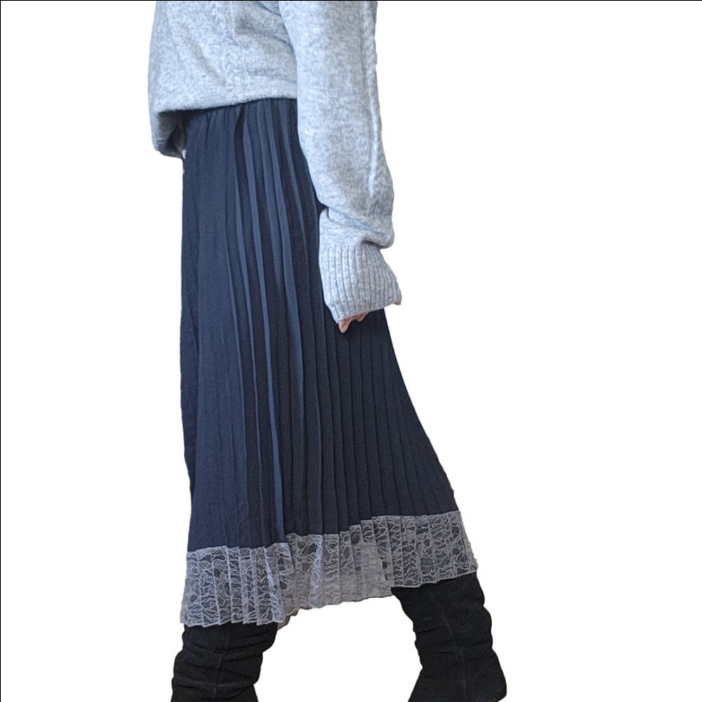 Midi skirt Pleated with lace trim Asymmetrical Black color LORI GOLDSTEIN - Picture 3 of 14
